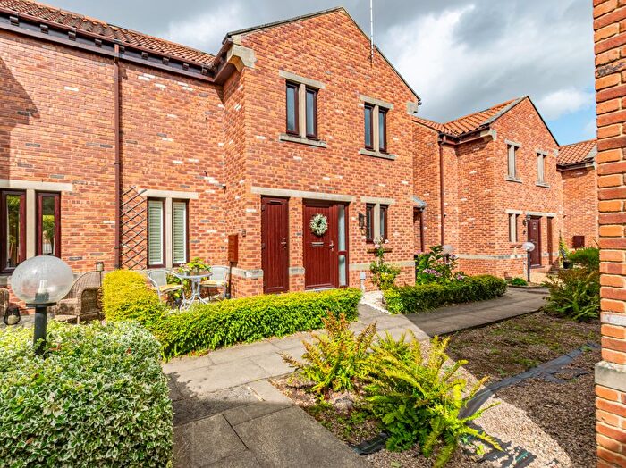 2 Bedroom Mews For Sale In Avenue House Court, Goldsborough, HG5
