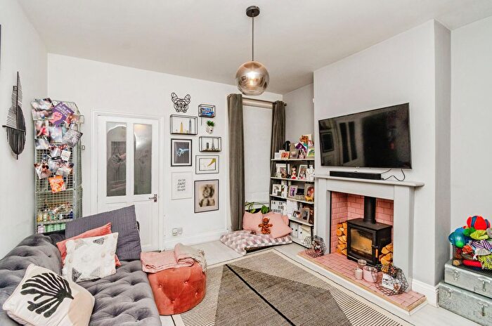 3 Bedroom End Of Terrace House For Sale In Daw End Lane, Walsall, West Midlands, WS4