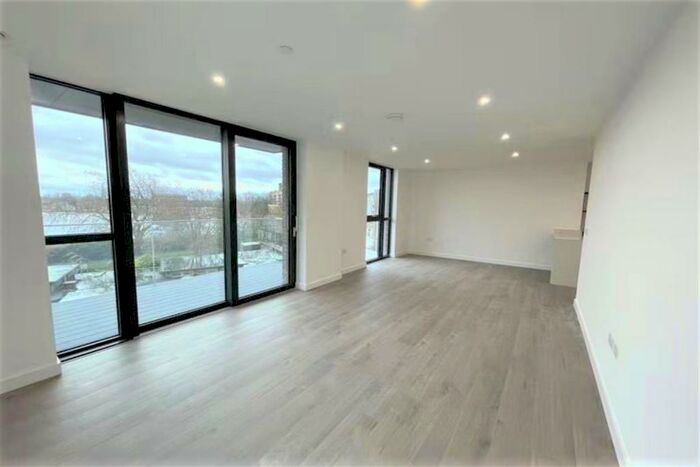 3 Bedroom Apartment To Rent In Willowbrook House, N4