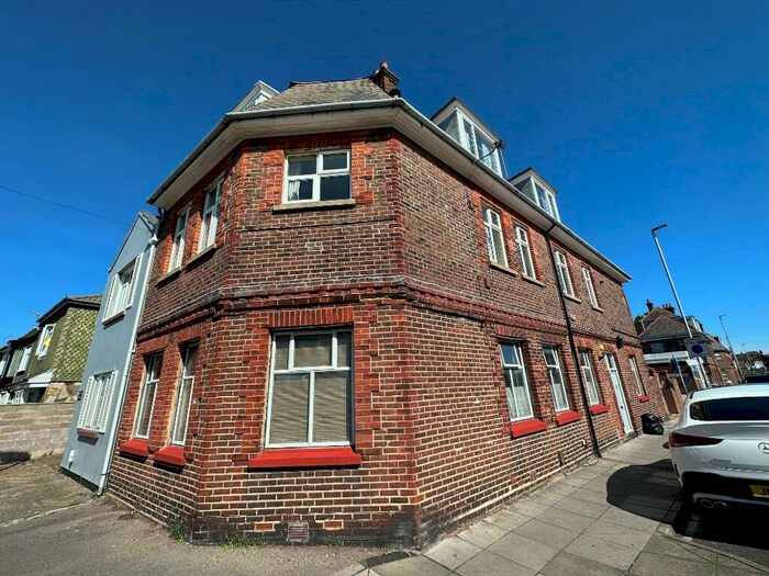 4 Bedroom Flat To Rent In Devonshire Square, Southsea, Hampshire, PO4