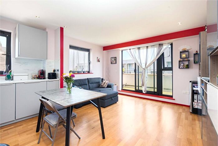 2 Bedroom Flat For Sale In Cable Street, London, E1W