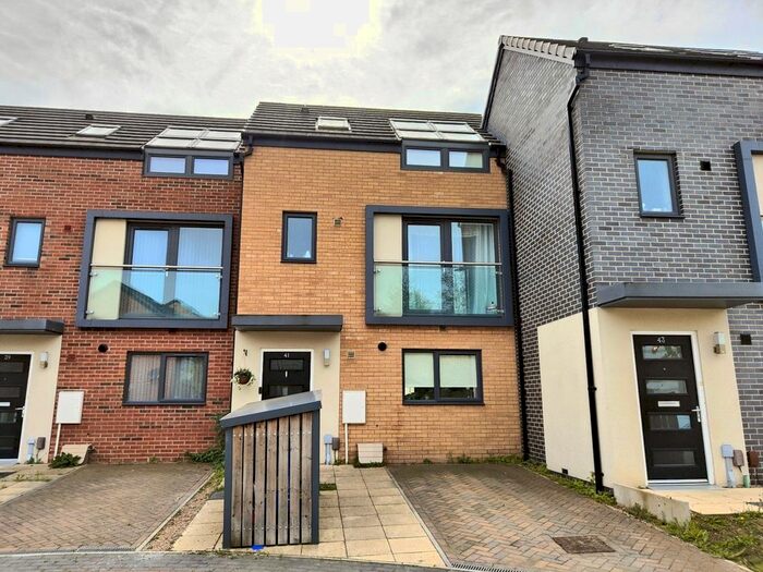 2 Bedroom Detached House To Rent In Paddock View, Doncaster, Uk, DN1