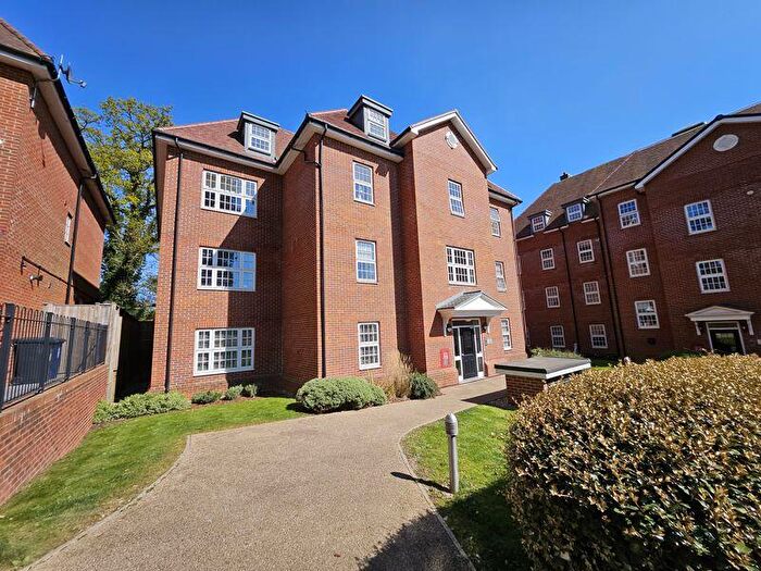 2 Bedroom Flat For Sale In Collison Avenue, Barnet, EN5