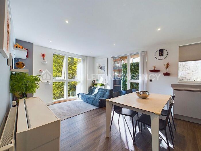 2 Bedroom Flat To Rent In Whelan Road, London, W3