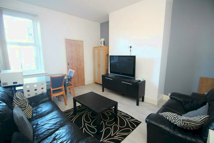 3 Bedroom Flat To Rent In Simonside Terrace, Heaton, Newcastle Upon Tyne, NE6