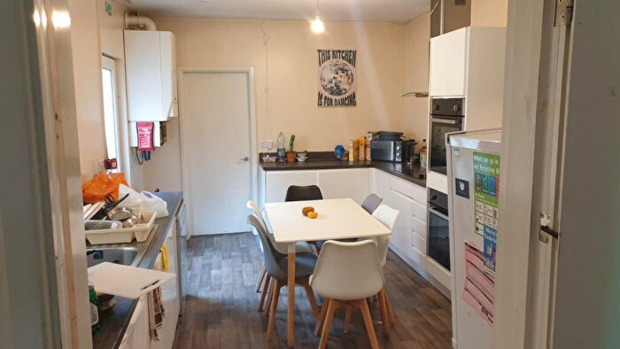 6 Bedroom Semi-Detached House To Rent In Bed Student House / Academic Year - Faraday Road, Nottingham, NG7