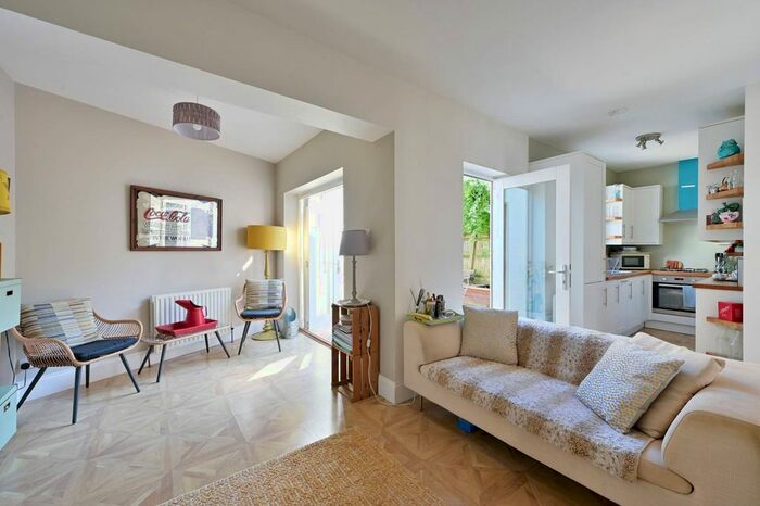 2 Bedroom Flat To Rent In Brocklebank Road, Earlsfield, London, SW18