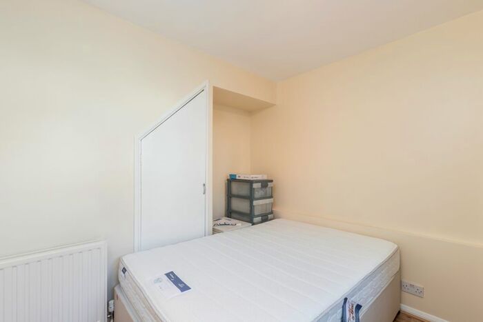 3 Bedroom Flat To Rent In Perryn Road, London, SE16