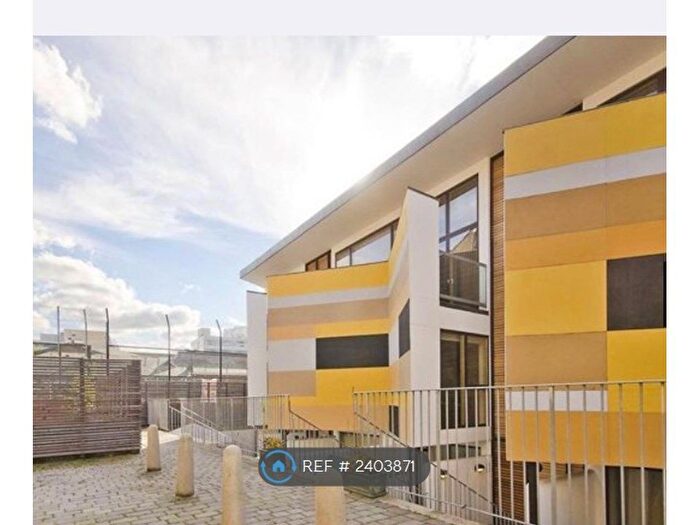 2 Bedroom Flat To Rent In Mears Close, London, E1