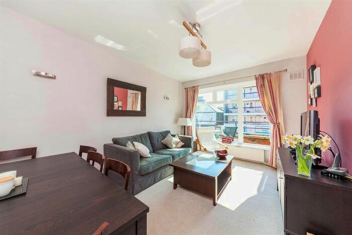 1 Bedroom Flat To Rent In Jordan Court, Upper Richmond Road, Putney, SW15