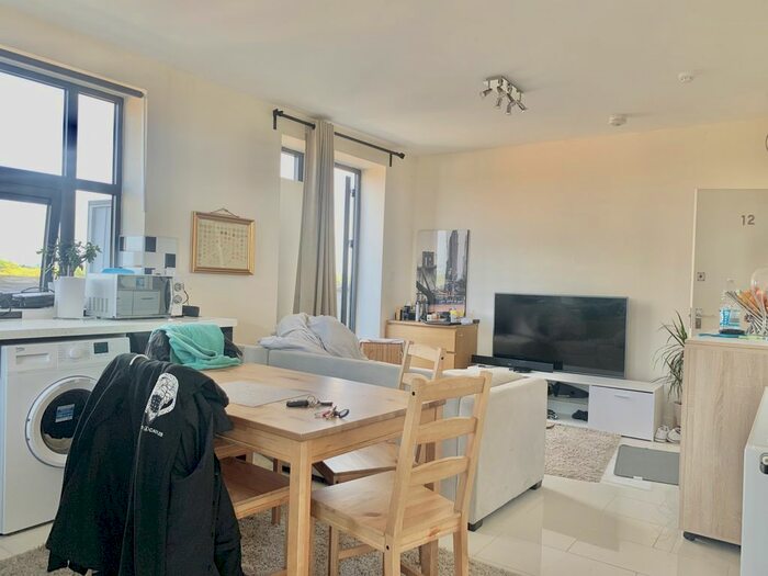 1 Bedroom Flat To Rent In Caxton Road, London, SW19