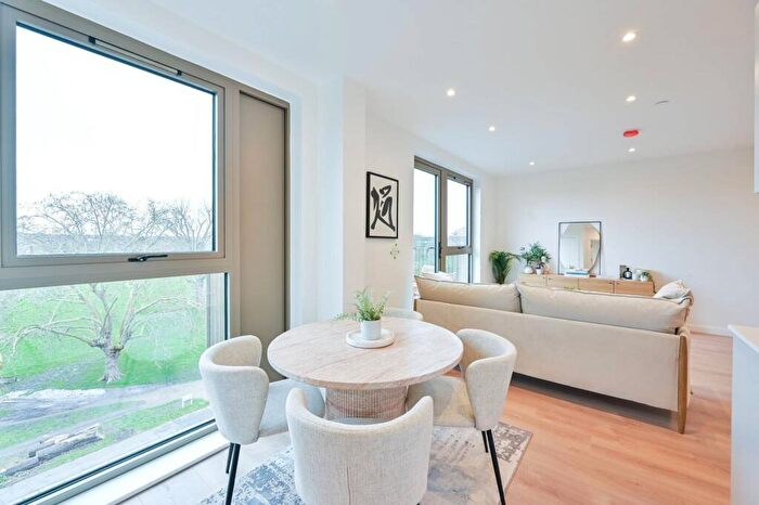 1 Bedroom Flat To Rent In Solomons Passage, Peckham Rye, London, SE15