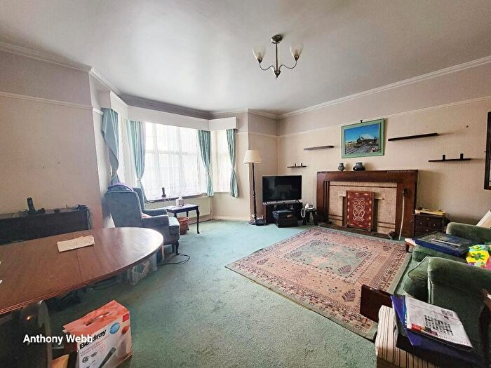 2 Bedroom Flat For Sale In Uplands Court, The Green, London, N21