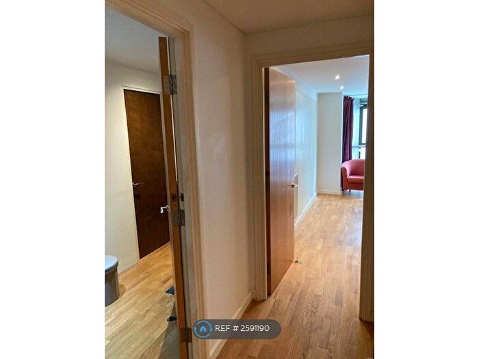 3 Bedroom Flat To Rent In City Pavilion, London, EC1M