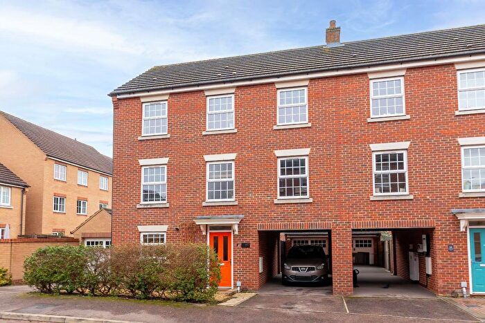 4 Bedroom Semi Detached House For Sale In Cormorant Way, Leighton Buzzard, LU7