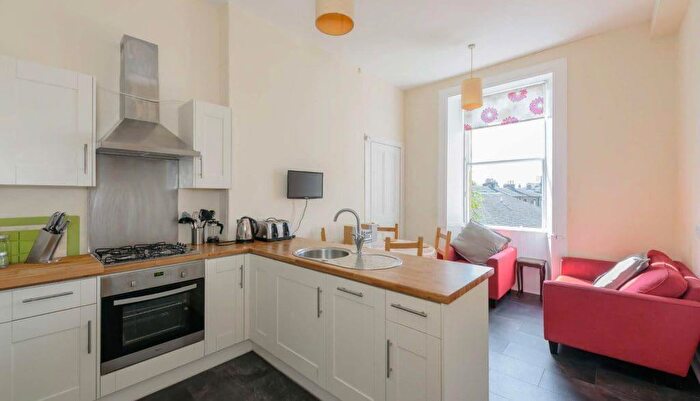 4 Bedroom Flat To Rent In L South Oxford Street, Edinburgh, EH8