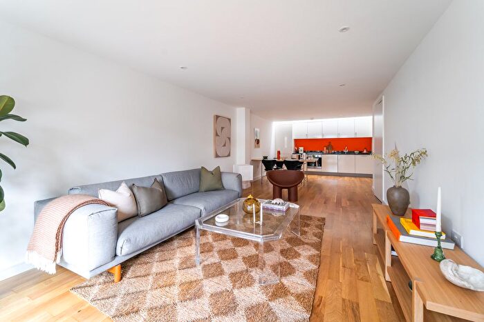2 Bedroom Mews For Sale In Buckingham Road, De Beauvoir, London, N1