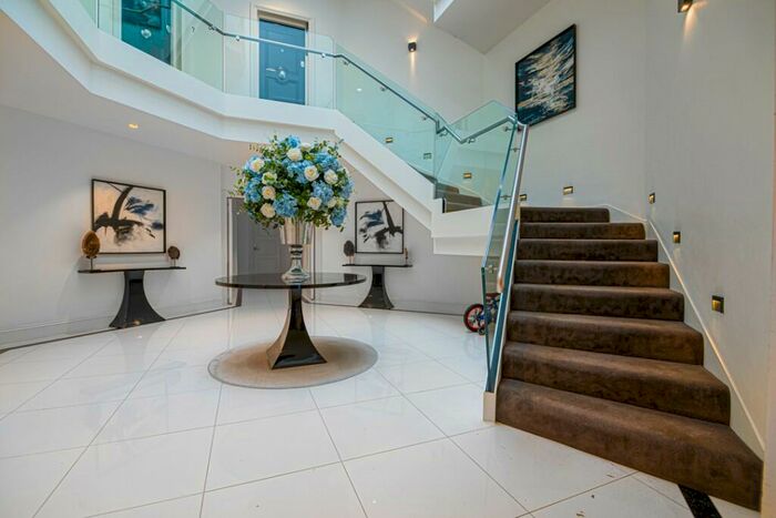 2 Bedroom Flat To Rent In Victoria Street, Windsor, Berkshire, SL4