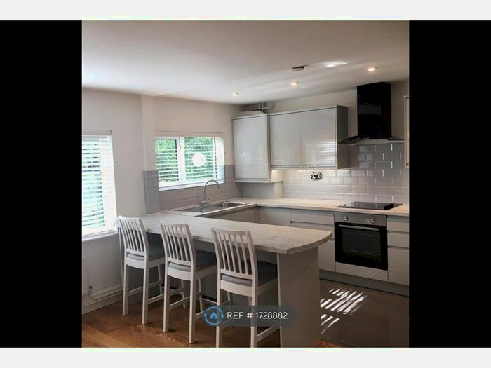 2 Bedroom Flat To Rent In Hickling Way, Harpenden, AL5