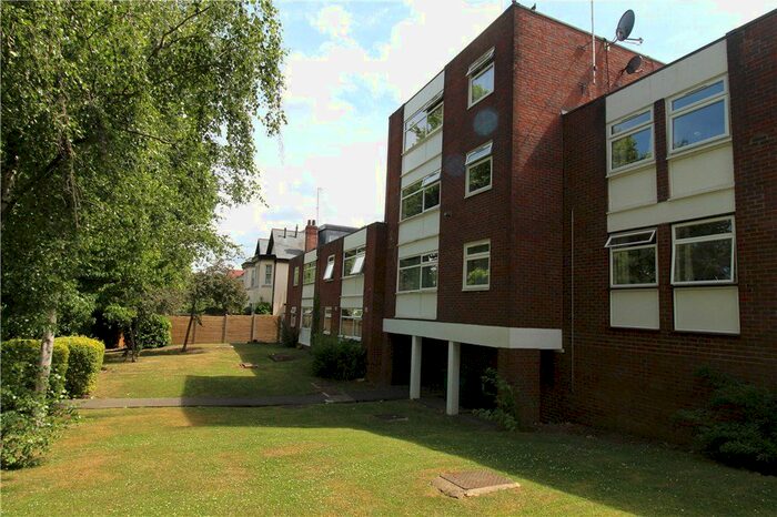 2 Bedroom Flat To Rent In Dollis Avenue, London, N3