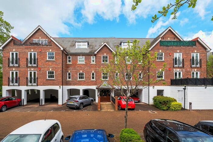 2 Bedroom Apartment To Rent In Sells Close Guildford, GU1