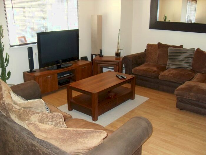2 Bedroom Flat To Rent In Kenilworth Road, Ashford, TW15
