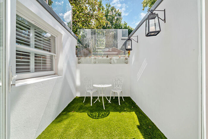 2 Bedroom Flat To Rent In Fernlea Road, London, SW12
