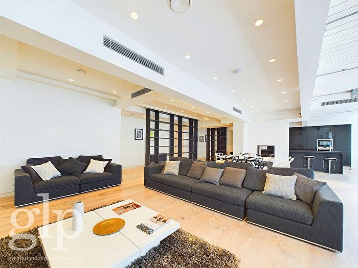 3 Bedroom Flat To Rent In Marshall Street, London, W1F