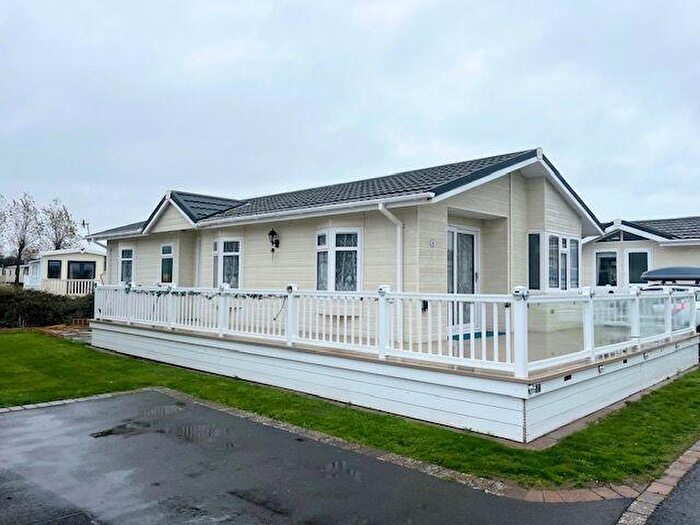 2 Bedroom Park Home For Sale In Warners Lane, Selsey, Chichester, West Sussex, PO20