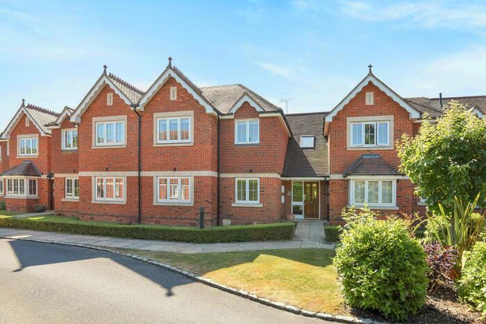 2 Bedroom Flat For Sale In Broadcommon Road, Hurst, RG10