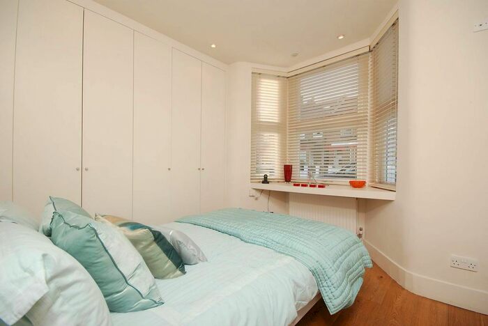 2 Bedroom Flat To Rent In Palmerston Road, Wimbledon, London, SW19