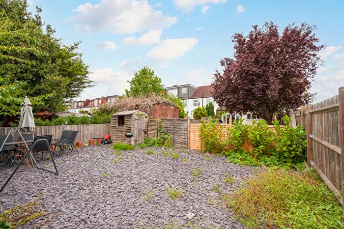 2 Bedroom Flat For Sale In Meadway, Raynes Park, SW20