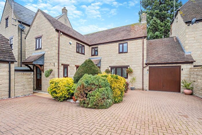 3 Bedroom Link Detached House For Sale In Wakerley Drive, Peterborough, PE2