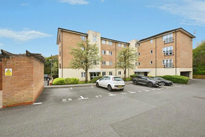 2 Bedroom Apartment For Sale In Waterfall Close, Hoddesdon, EN11