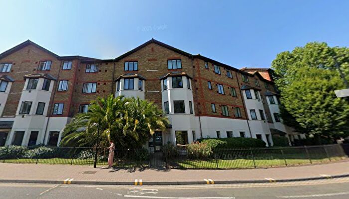 2 Bedroom Flat For Sale In Hanworth Road, Hounslow, TW3