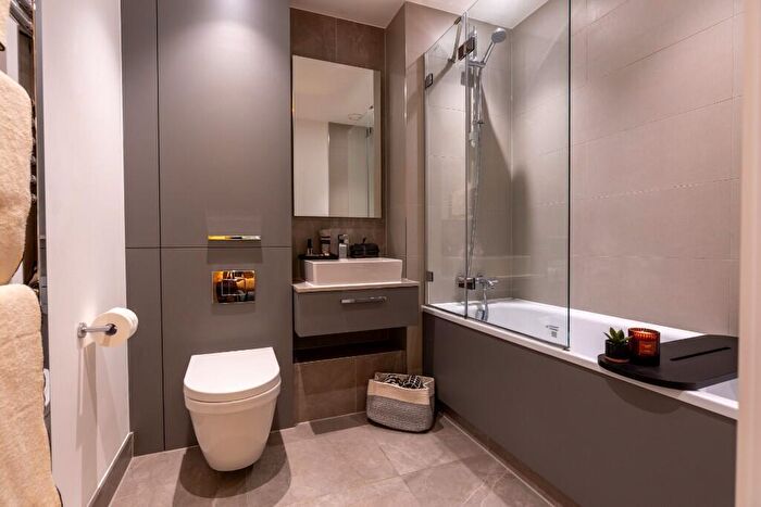2 Bedroom Flat To Rent In Flat, Vanguard Way London, E17
