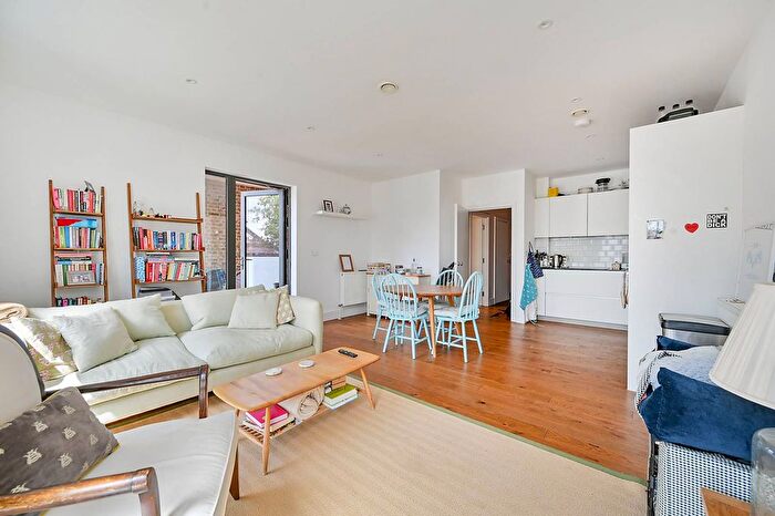 2 Bedroom Flat To Rent In Dauphine House, Acton, London, W3