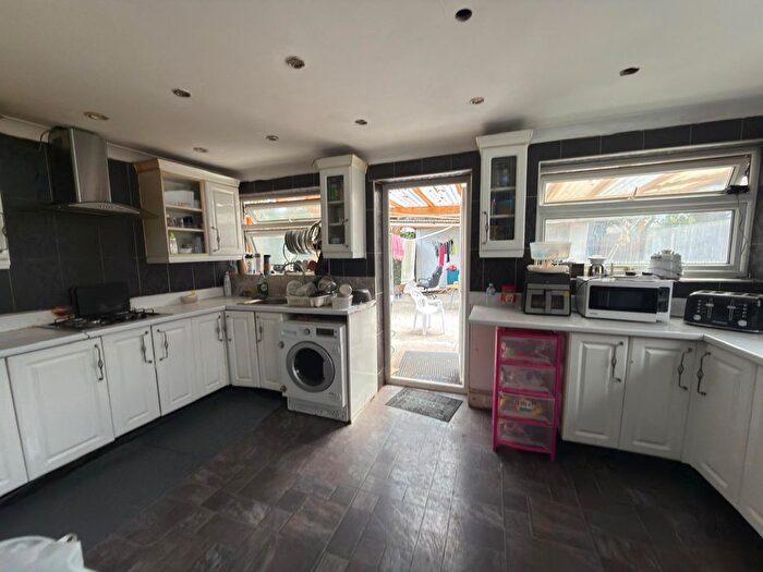 5 Bedroom Semi Detached House To Rent In Ilford, IG1