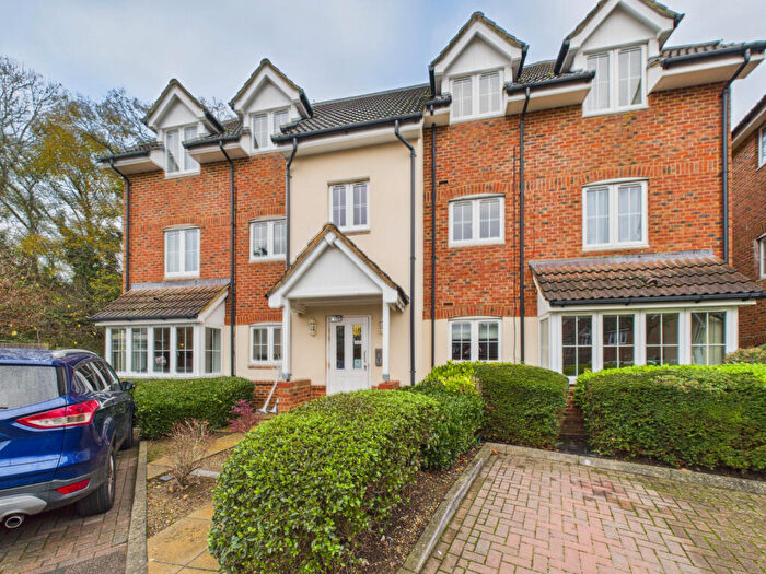 2 Bedroom Flat For Sale In Badgers Rise, Woodley, RG5