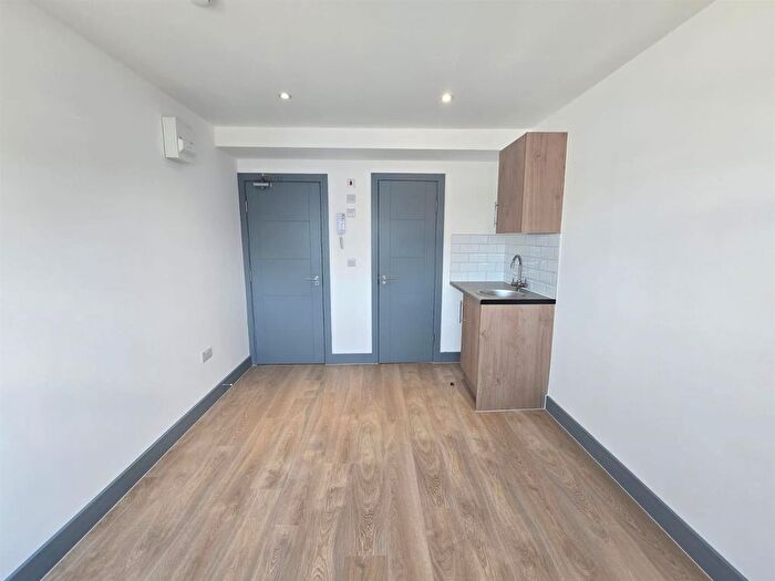 Studio To Rent In Gordon Close, St. Albans, AL1