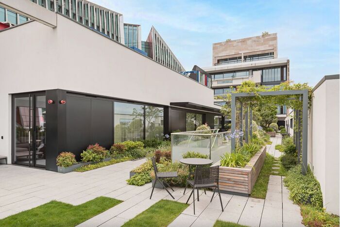 1 Bedroom Flat For Sale In Buckingham Palace Road, Victoria, London, SW1W