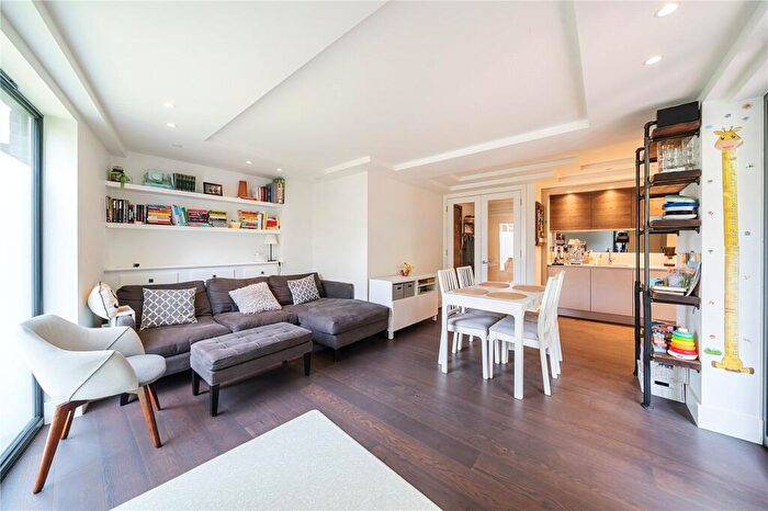 2 Bedroom Apartment For Sale In Connaught Gardens, London, N10