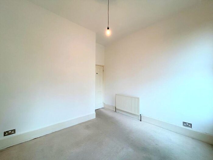 2 Bedroom Apartment To Rent In Lewisham Way, New Cross, London, SE14