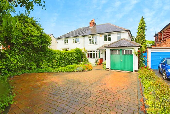 3 Bedroom Semi-Detached House For Sale In Hinckley Road, Leicester Forest East, LE3