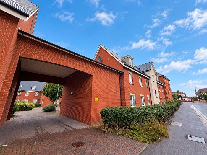 2 Bedroom Flat For Sale In Priory Chase, Rayleigh, SS6
