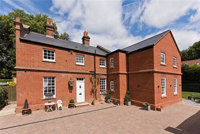 4 Bedroom Link Detached House To Rent In Old Chestnut Avenue, Claremont Park, Esher, Surrey, KT10
