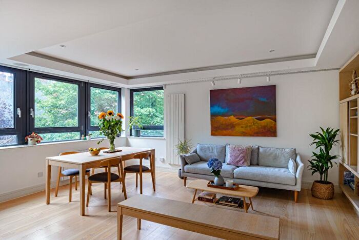 2 Bedroom Apartment To Rent In Benjamin Street, EC1M