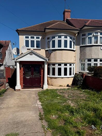 5 Bedroom Semi-Detached House To Rent In Stradbroke Grove, Ilford, IG5
