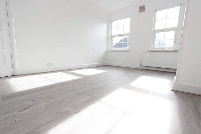 3 Bedroom Flat To Rent In Hampden Square, London, N14