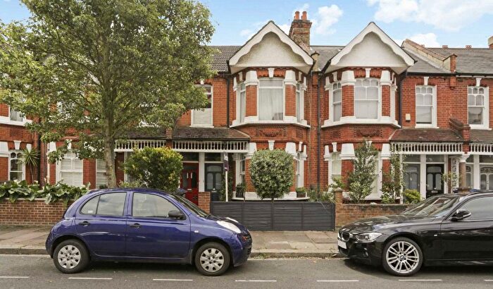 3 Bedroom Flat To Rent In Valetta Road, London, W3